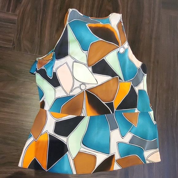 Sleeveless Blouse - Picture 2 of 3